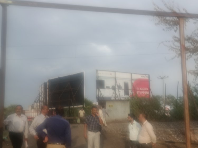 प्रांताधिकारी श्री गजानन गुरव यांनी सरगम चौकातील रेल्वे रुळा नजीक उंच बॅरिकेटेडची केली पाहणी.