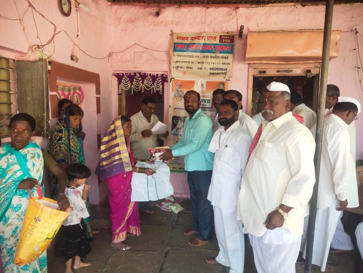 भटुंबरे रेशन धान्य दुकानांमध्ये शिंदे फडणवीस सरकारने 100/रुपये मध्ये चार वस्तूचे किट केले वाटप.