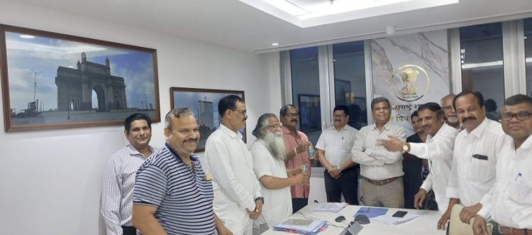 महाराष्ट्र राज्यातील नगरपंचायत नगरपरिषद कर्मचारी मान्य झाल्याने संतोष पवार अनिल जाधव यांचे आमरण उपोषण मागे