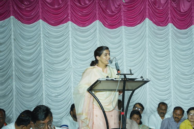 अभिजीत आबांना मतदान म्हणजेच शिवबाबांना मतदान  स्वरूपाराणी मोहिते-पाटील