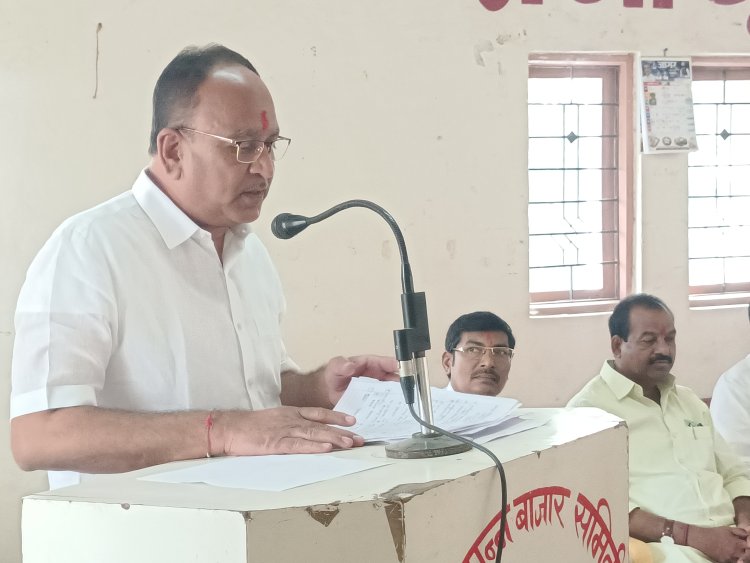 सोलापूर डिस्ट्रिक्ट लेबर सोसायटीज को ऑफ फेडरेशनच्या वतीने मजूर संस्थेचे सभासदाना वस्तू भेट.